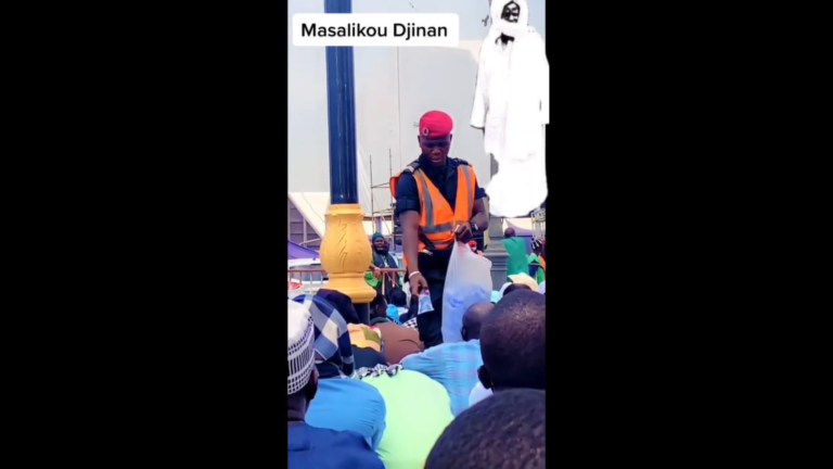 [Vidéo] Serigne Mountakha à Dakar: Découvrez le beau geste de ce policier !
