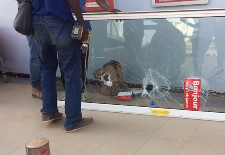 [VIDÉO] Zac Mbao: 13 gangsters et armés attaquent le magasin Auchan et ouvrent sans peine les coffres