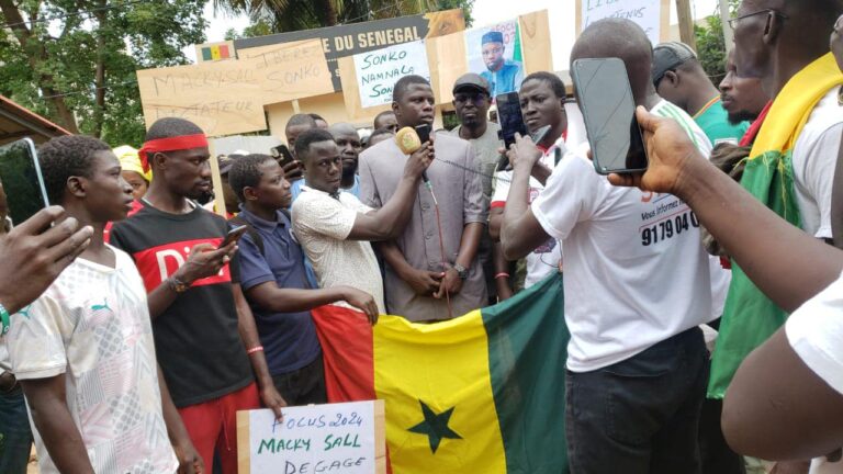 Mali : Manifestation de Me Ngagne Demba Touré et Cie devant l’Ambassade du Sénégal à Bamako