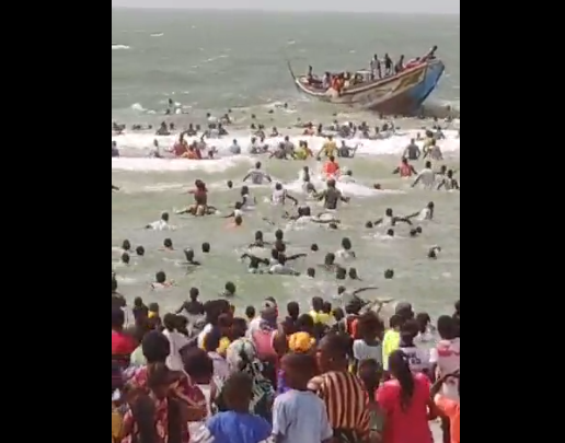 Saint-Louis : Une pirogue de migrants secourue en mer par les populations. Regardez !