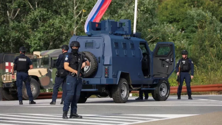 Au Kosovo, un monastère attaqué, un policier tué: situation chaotique au nord du pays