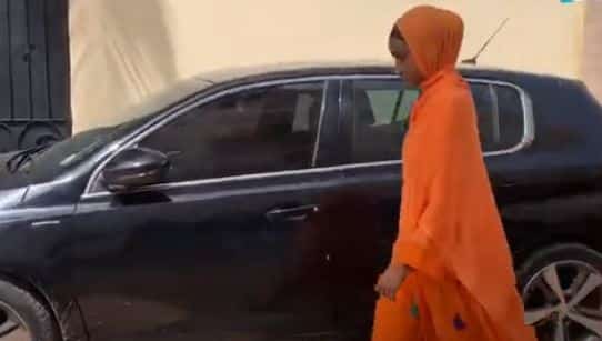 Décès de Moumy Gueye Dany : L’arrivée de sa sœur Aïcha Rassoul Seck chez Bougane avec… (vidéo)