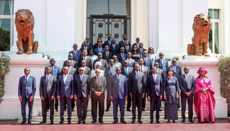 Remaniement ministériel: « gouvernement de mission et de combat » sans l’opposition