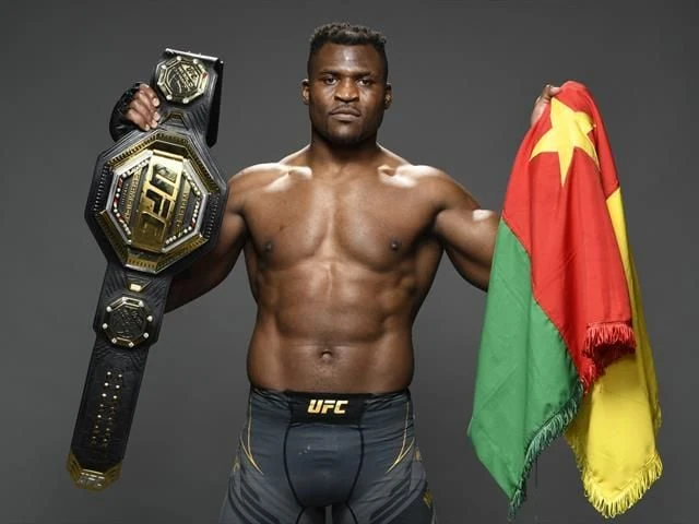CAN 2023 – Francis Ngannou lance le duel Sénégal – Cameroun : « Même les mains de Sadio Mané ont tremblé… »