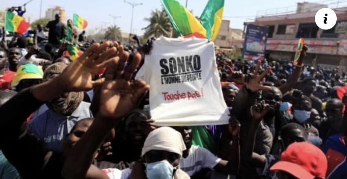 Tribunal de Ziguinchor : Le slogan « Sonko namenala” scandé par une foule