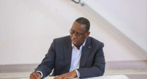 macky sall signature nominations 696x464 1 696x375 1 Jallale.net L'actualité en direct, où que vous soyez