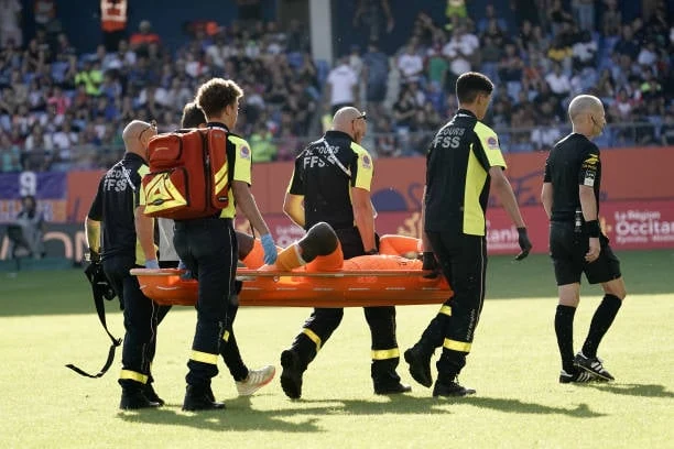 Ligue 1 : Mory Diaw (Clermont) touché par un pétard et évacué sur civière à Montpellier