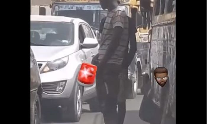 Embouteillages à Dakar : L’acte ignoble de cet apprenti « car rapide », il est filmé en train d’ùriner au milieu de la route (vidéo)