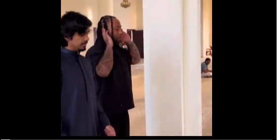 (Vidéo)-Converti à l’Islam, le rappeur américain apprend à prier