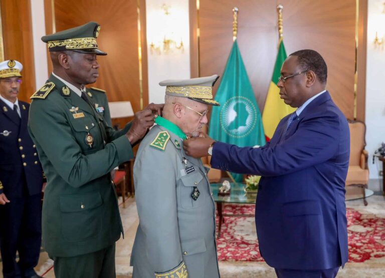 Palais : Le Chef d’état-major général des forces armées mauritaniennes décoré à la médaille de Commandeur de l’Ordre National du Lion décoré