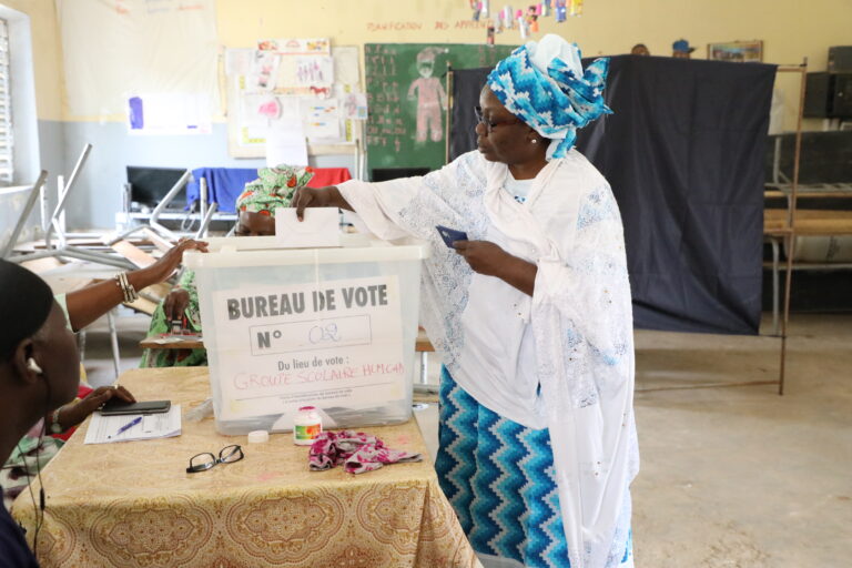 Élections au Sénégal : polémique autour de l’heure de fermeture des bureaux de vote
