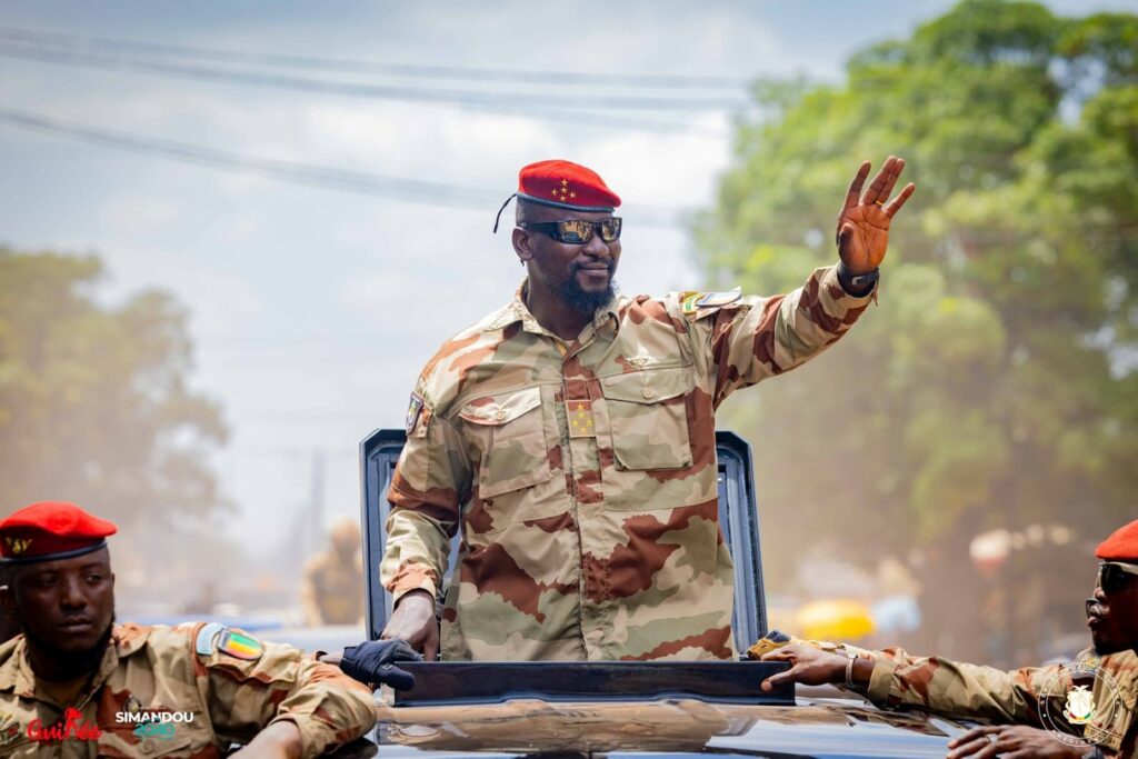 En Guinée : Le geste intriguant de Mamadou Doumbouya après son vote